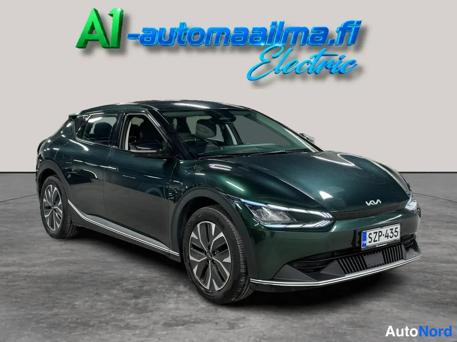 Etuviisto, nokka oikealle: Tummanvihreä Kia EV6 kolmesta neljästä etunurkkal日成立