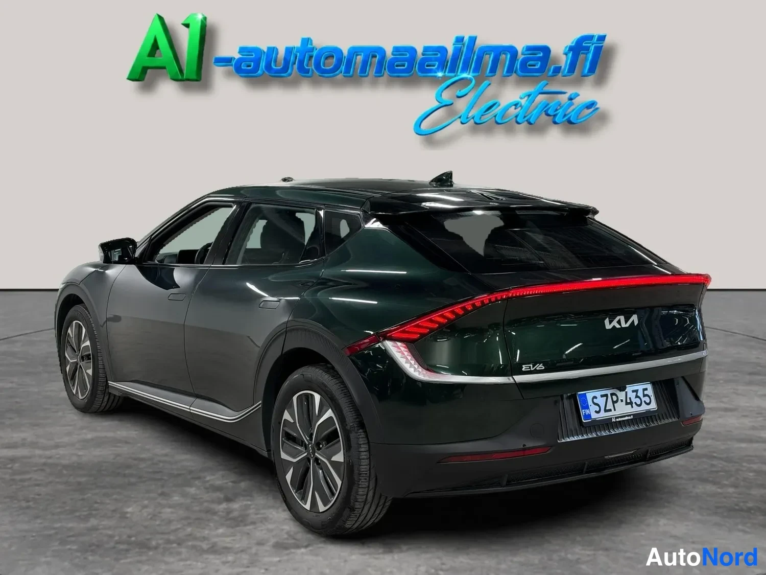 Takaviisto: Tummanvihreä Kia EV6 takanurkkal牧