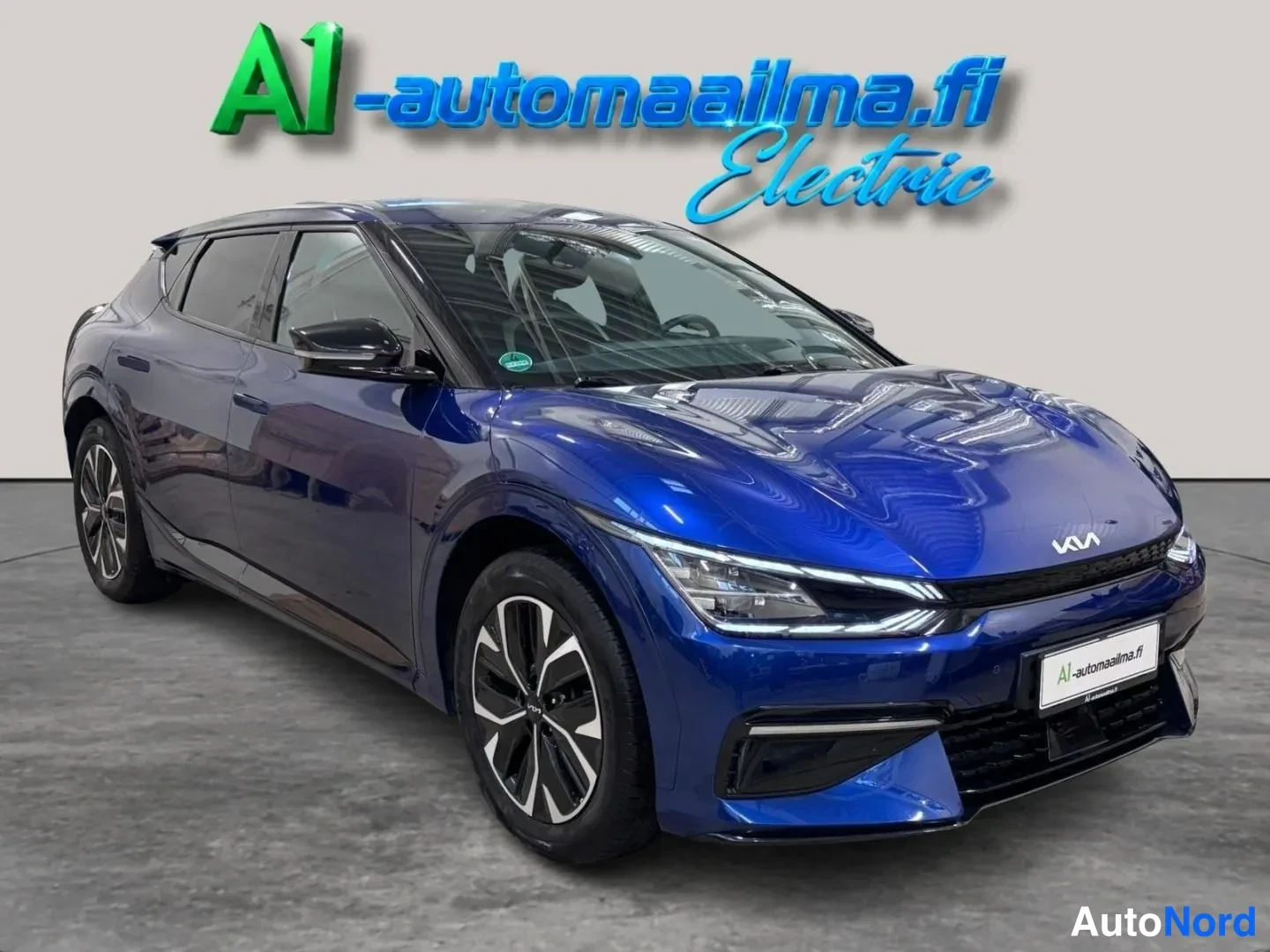 Etuviisto, nokka oikealle: Sininen Kia EV6 - Henkilöauto etu-kulmakuva