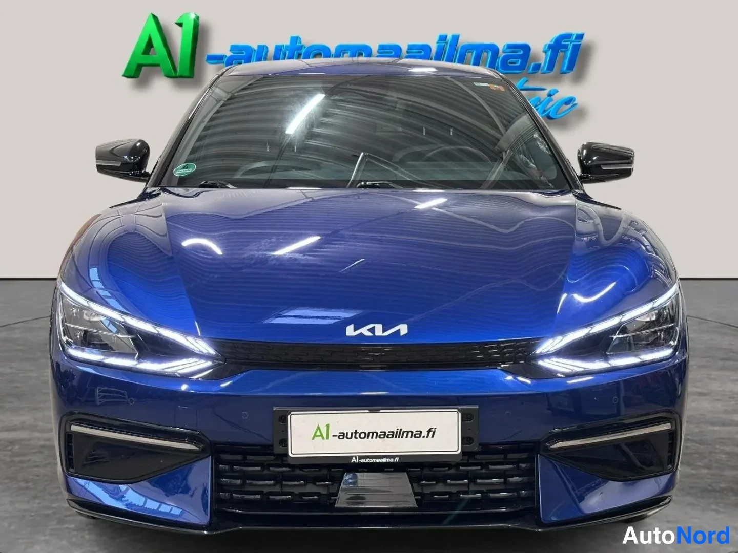 Edestä: Sininen Kia EV6 - Henkilöauto etukuva