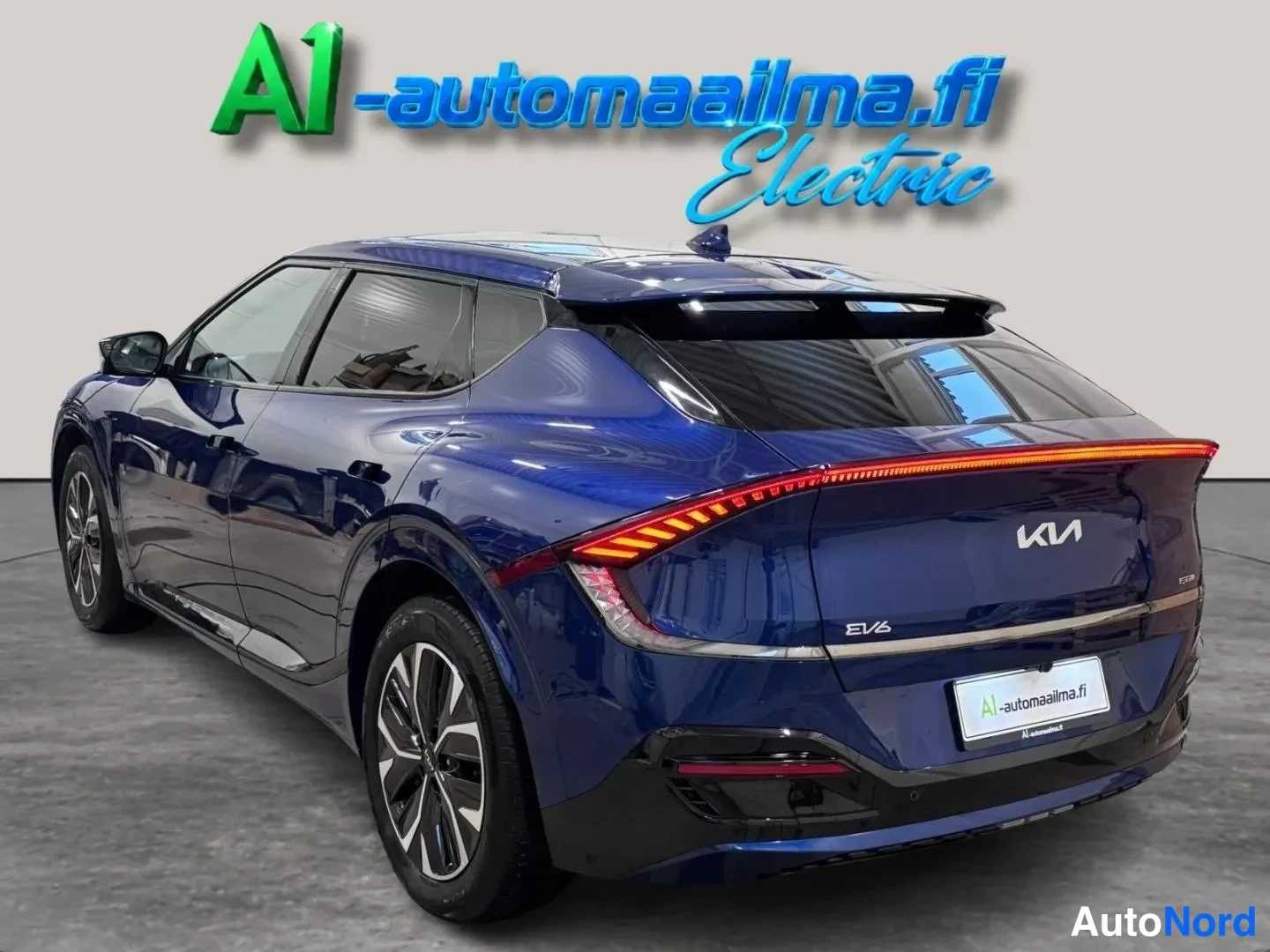 Takaviisto: Sininen Kia EV6 - Henkilöauto taka-kulmakuva