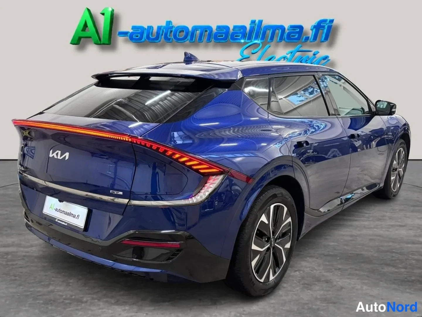 Takaviisto: Tummansininen Kia EV6 takaokoläpikuvassa, näkyvissä takavalo, kylkiviivat ja kevytmetallivanteet.