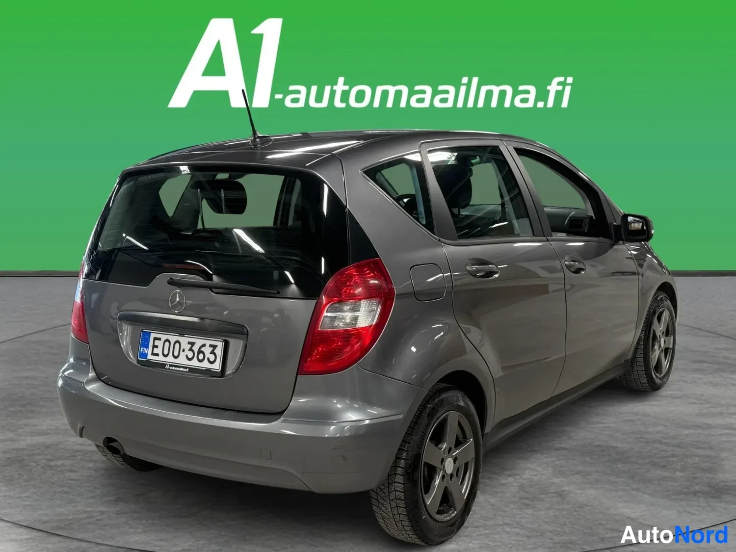 Takaviisto: Harmaa Mercedes-Benz A -sarja takaa vasemmalta kuvattuna, rekisterikilpi E00-363.