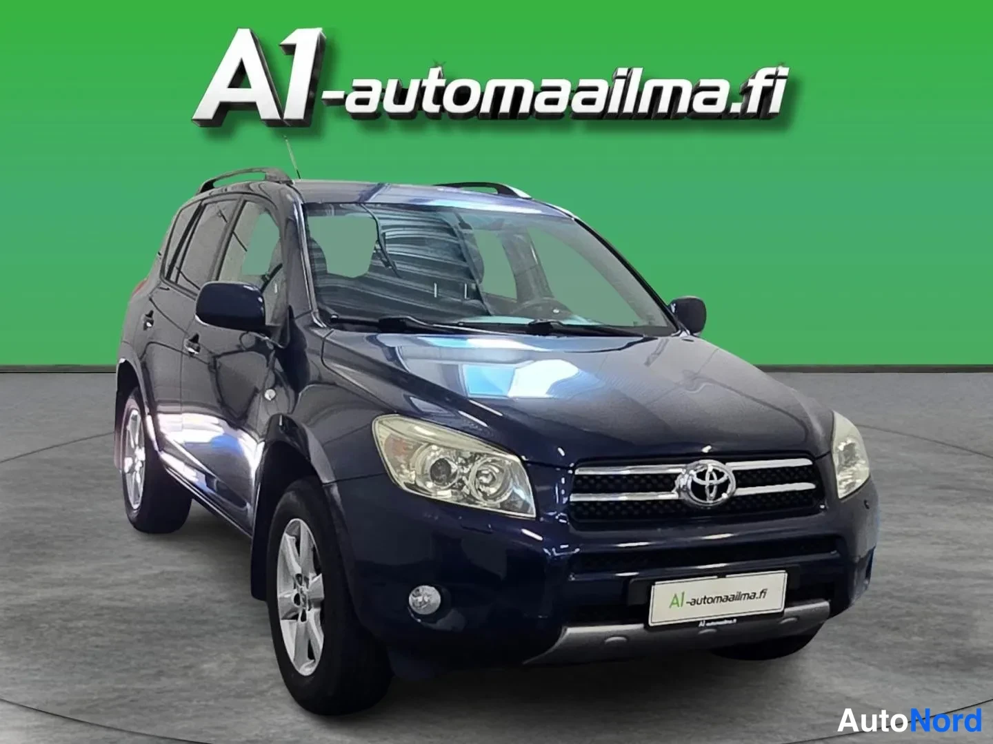 Etuviisto, nokka oikealle: Sininen Toyota RAV4-esiliuvun etunäkymä vinosti oikealta, etusäleikkö ja ajovalot näkyvissä.