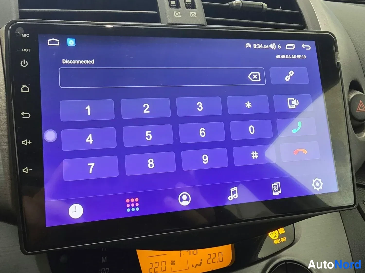 Sivulta: Infotainment-näytön lähikuva puhelinnäppäimistöllä, yläreunassa teksti 'Disconnected' ja MAC-osoite 40:45:DA:AD:5E:19, kellonaika 8:34 AM.