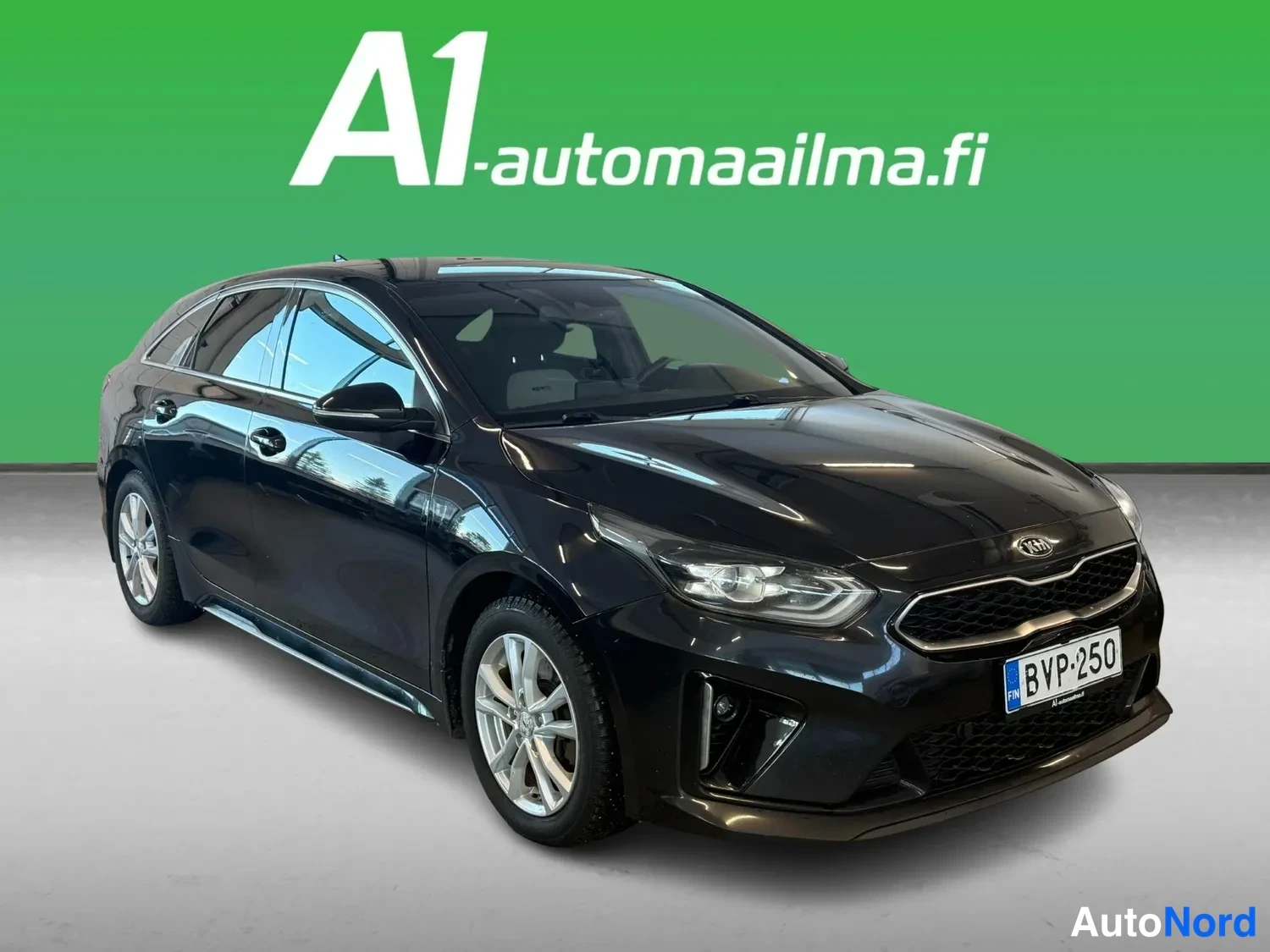 Etuviisto, nokka oikealle: Kia ProCeed -farmari sivulta etuosa kolmasosan kuvakulmasta, tummanvihreä maalipinta, hopeiset kevytmetallivanteet, rekisteritunnus.