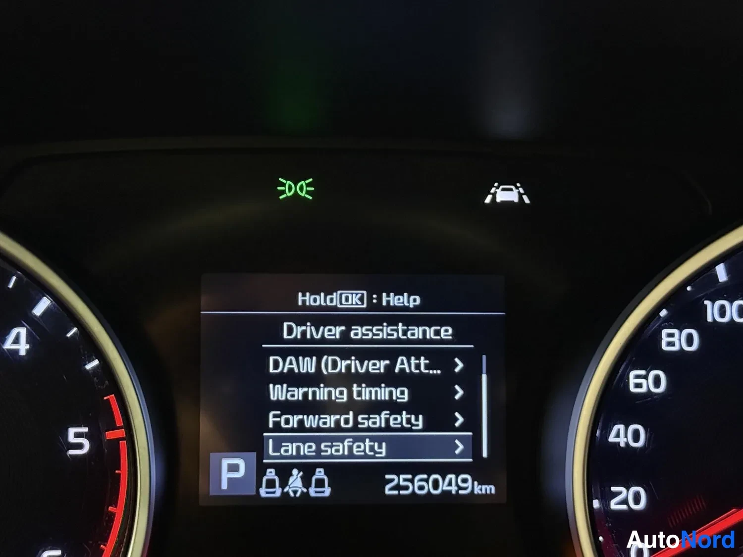 Muu: Kojetaulun näyttö: kuljettaja-Avustaja-valikko (DAW, Warning timing, Forward safety, Lane safety) ja matkamittari 256049 km.
