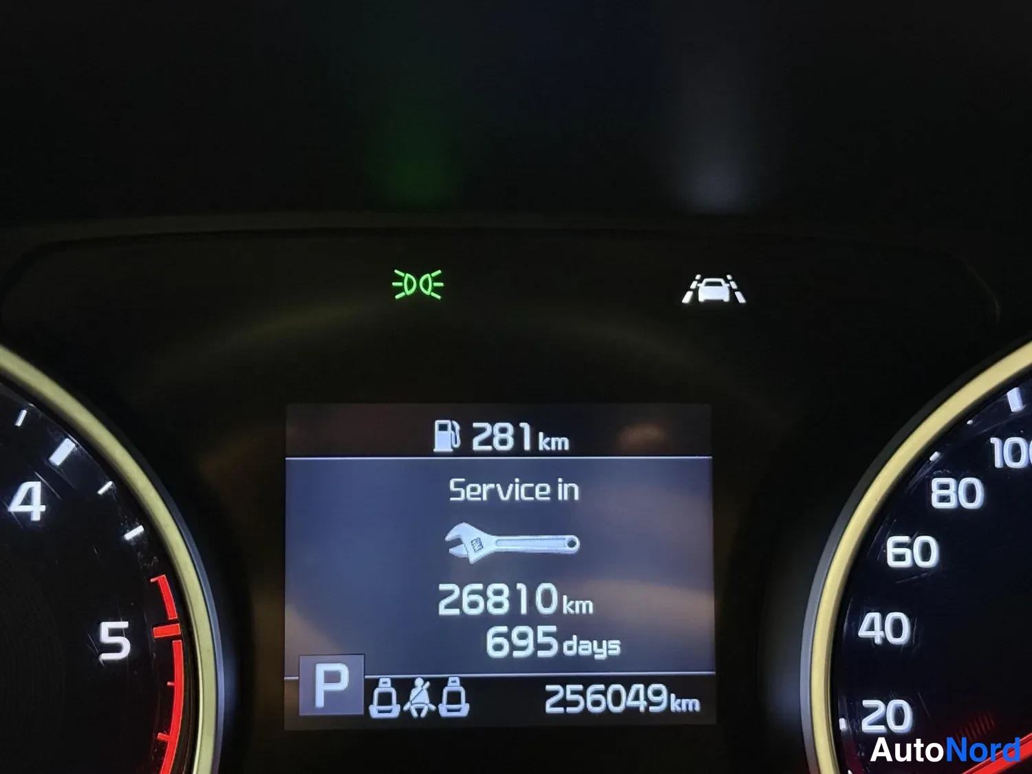 Muu: Kojetaulun näyttö: 'Service in' 26810 km / 695 days, riittää polttoainetta 281 km, matkamittari 256049 km.