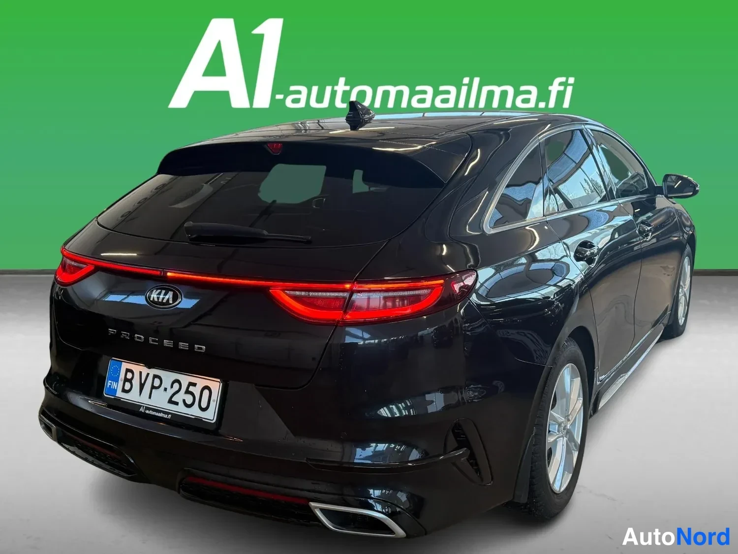 Takaviisto: Kia ProCeedin takanäkymä kolmasosan kuvakulmasta, tumma maalipinta, takavalojen valojuova, rekisteritunnus.