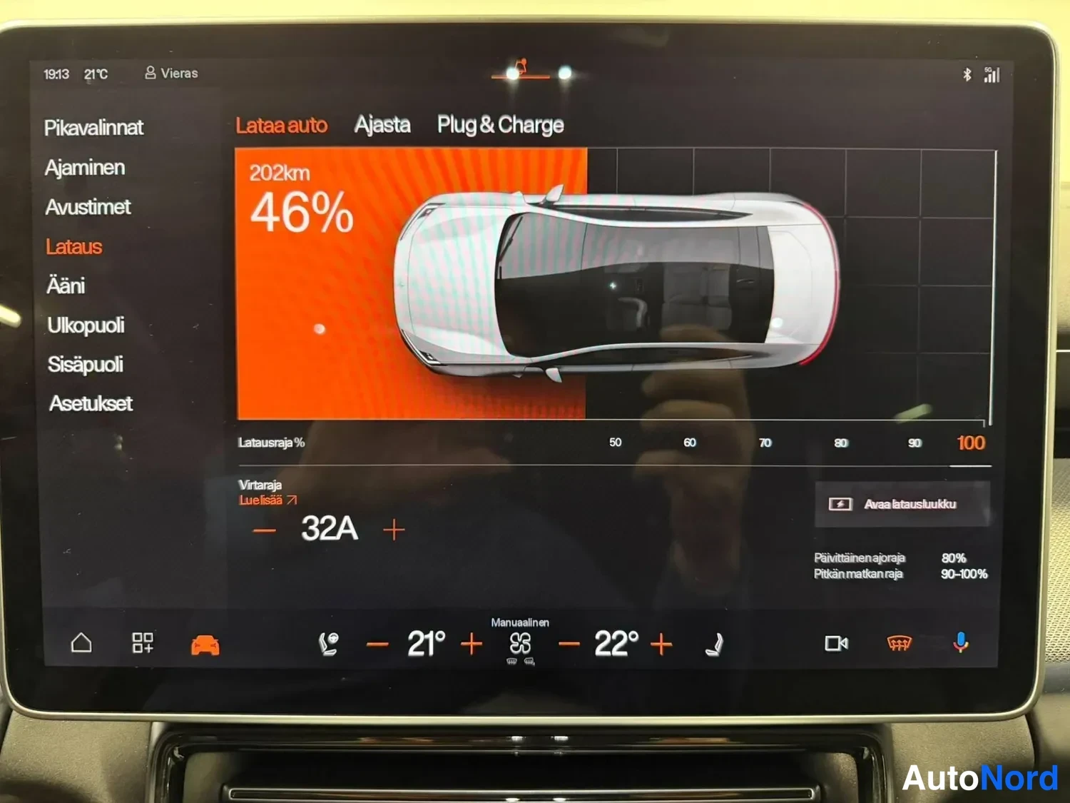 Muu: Auton infotainment-näytön Lataa auto -näkymä, joka näyttää 46 prosentin lataustason, 202 km toimintamatkan, 32A virran rajan ja latausrajan 100 %.