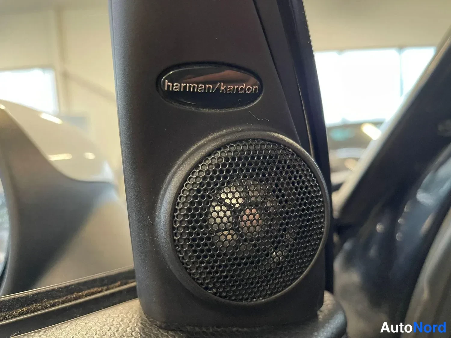 Sivulta: Twlä lähikuva A-pilarin vieressä, jossa lukee 'harman/kardon'.