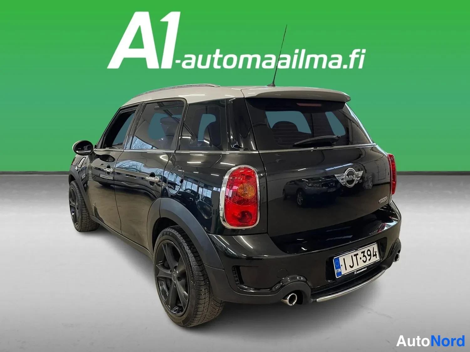 Takaviisto: Musta henkilöauto takaa vasemmalta kuvattuna, korkea takaosa ja rekisteritunnus JT-394.