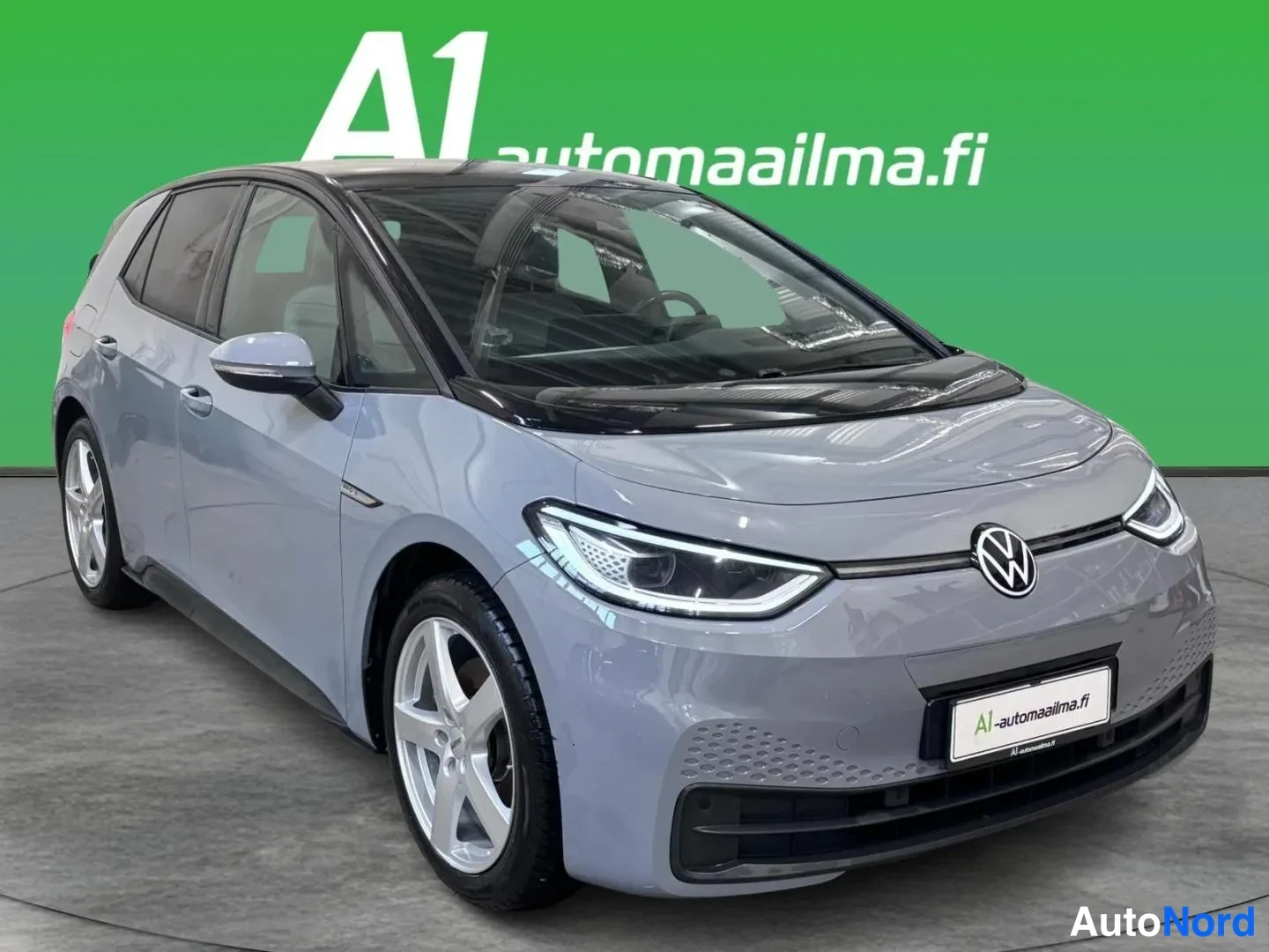 Etuviisto, nokka oikealle: Volkswagen ID.3 -henkilöauto harmaana kuvattuna edestä vasemmalta viistosti.
