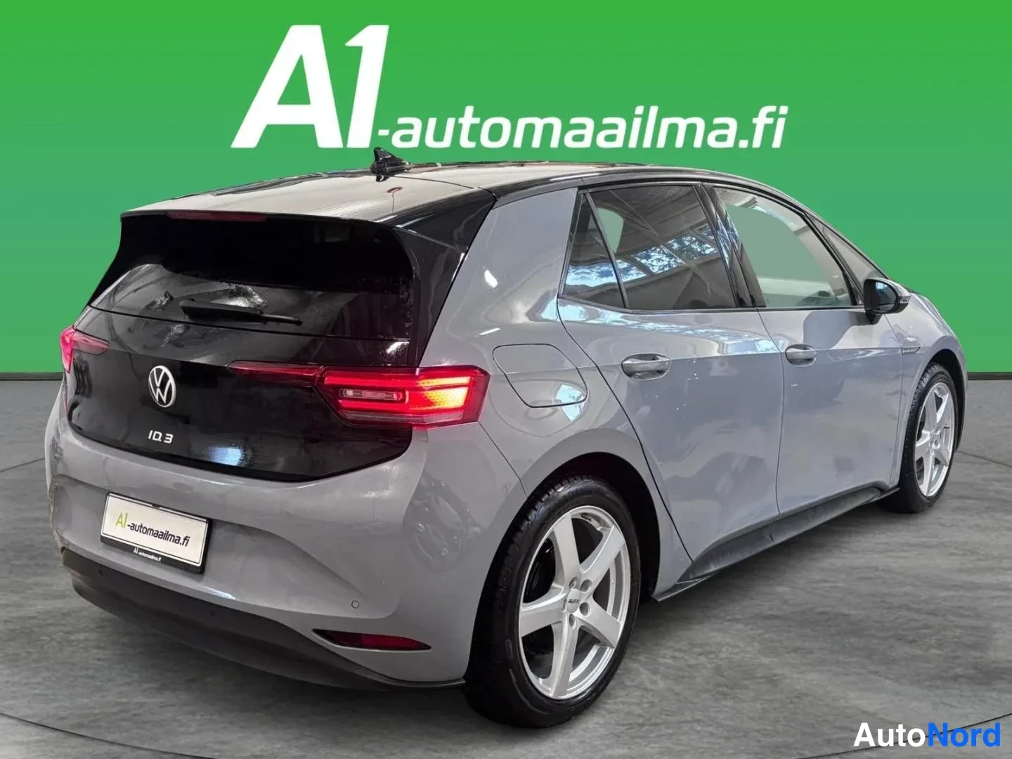 Takaviisto: Volkswagen ID.3 takaaviokulmasta kuvattuna, harmaa korirunko, musta katto ja viistotakapää.