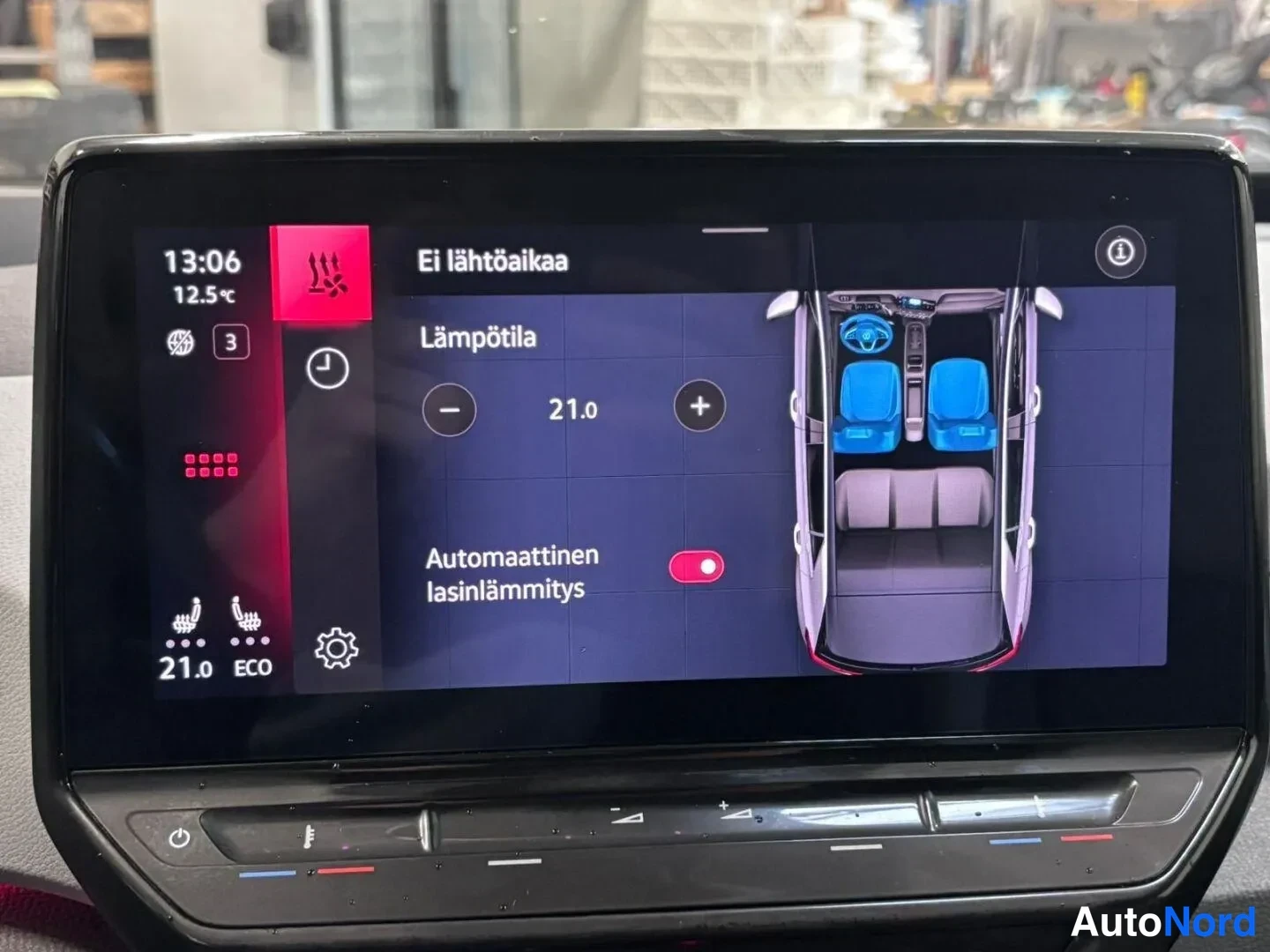Muu: Volkswagenin infotainment-näytön lämmitysnäkymä: kello 13:06, 12,5 °C, teksti 'Ei lähtöaikaa', 'Lämpötila 21,0', 'Automaattinen lasinlämmitys' päällä, ajoneuvon