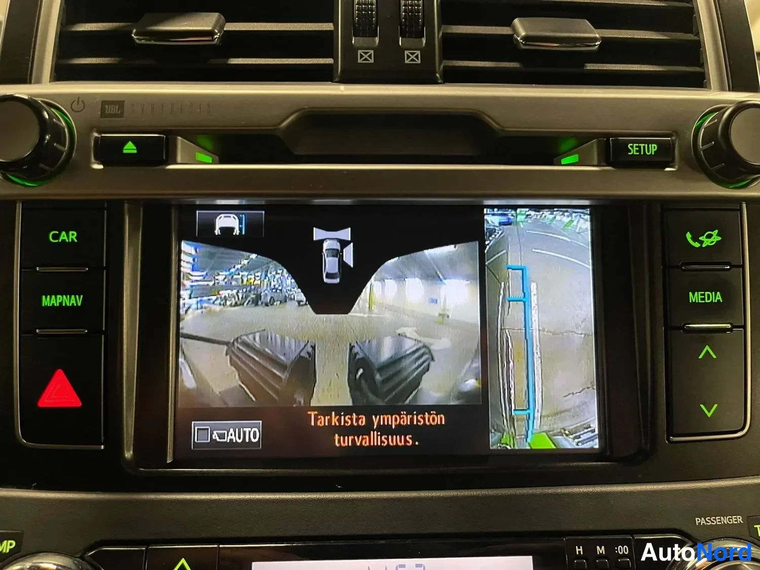 Muu: Näyttö autossa: kameranäkymä ympäristöstä, teksti 'Tarkista ympäristön turvallisuus.', napit CAR, MAPNAV, MEDIA ja SETUP.
