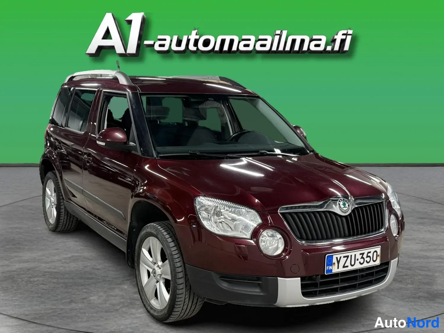 Etuviisto, nokka oikealle: Punaisenruskea Skoda Yeti kolmivartalokuva edestä oikealta, rekisterikilpi.