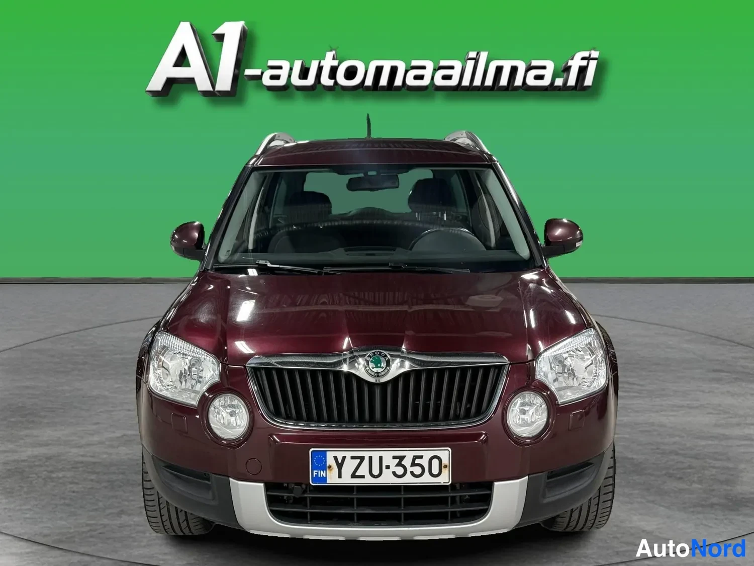 Edestä: Punaisenruskea Skoda Yeti suoraan edestäpäin, rekisterikilpi.