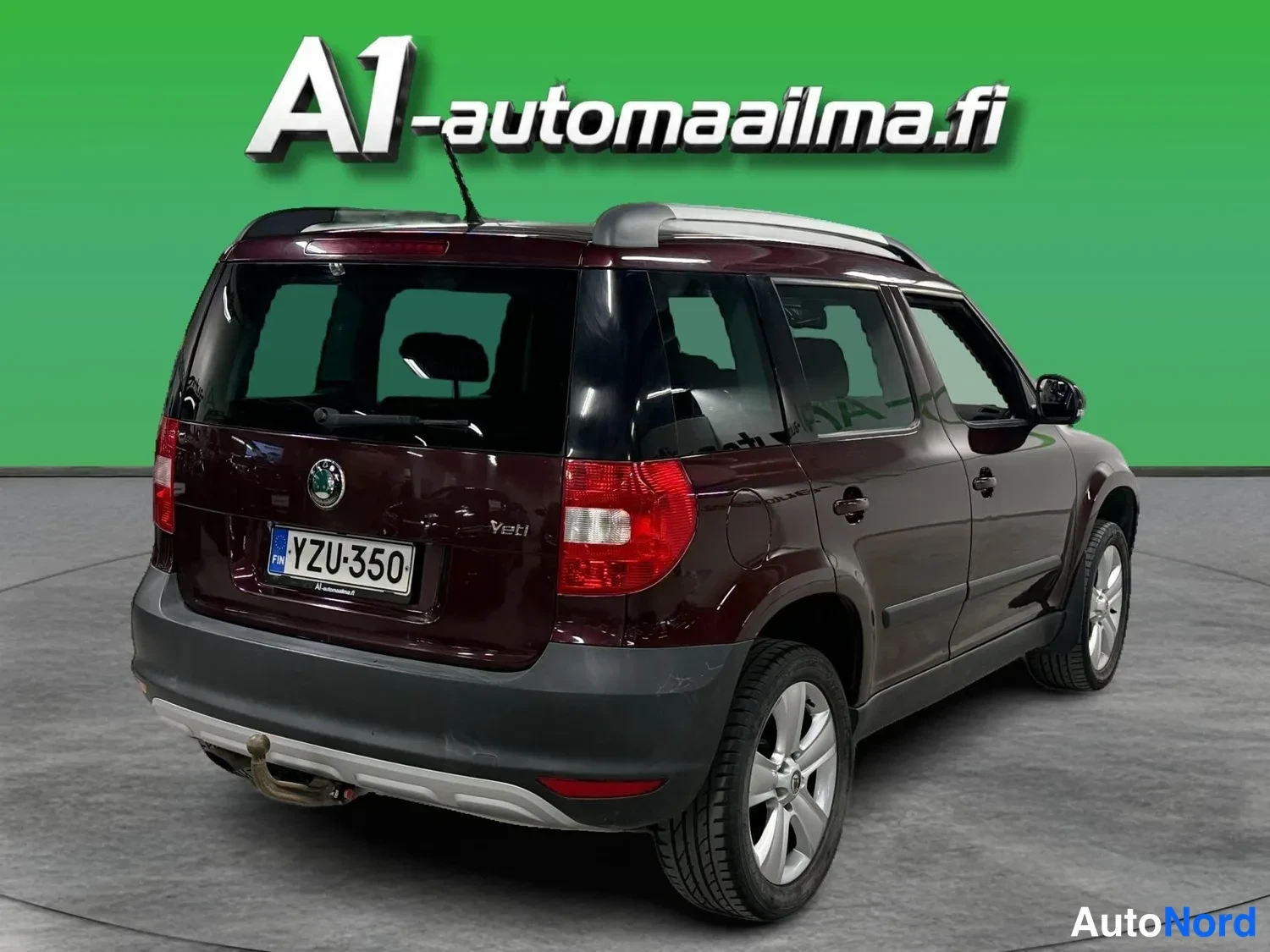 Takaviisto: Punaisenruskea Skoda Yeti takaviistokuva vasemmalta, rekisterikilpi, merkintä Yeti takaluukussa.