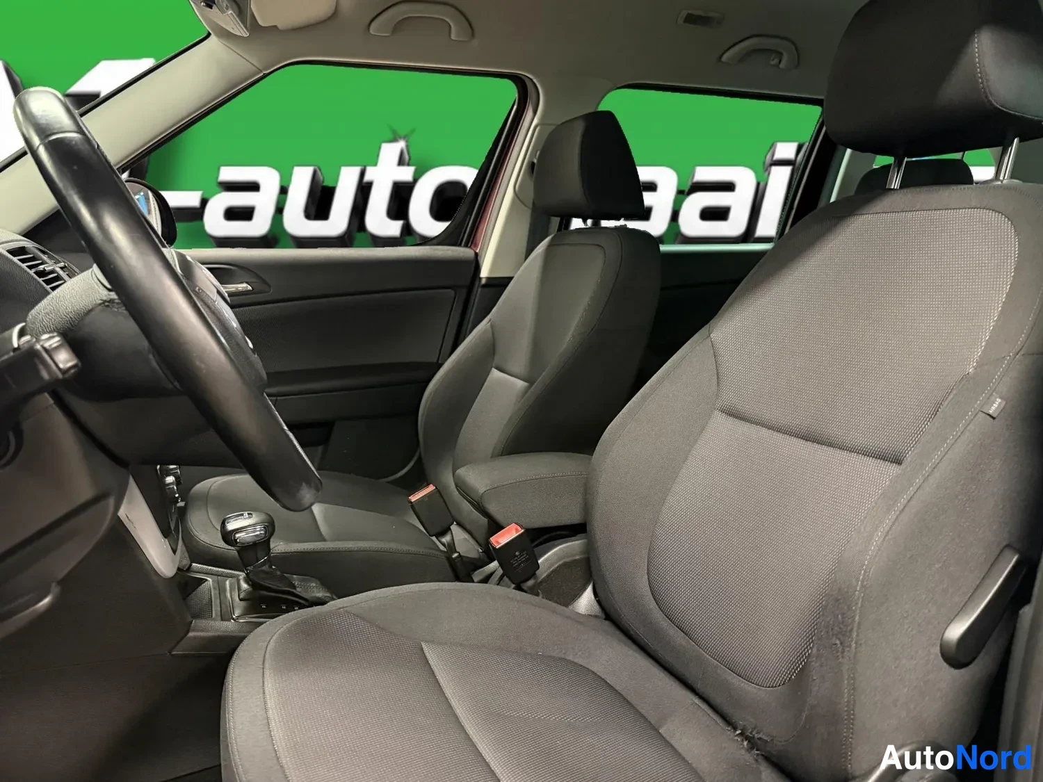 Sivulta: Skoda Yetin etusisätila: tumma tekstiiliistuimet, ohjauspyörä ja automaattivaihteen valitsin näkyvät.