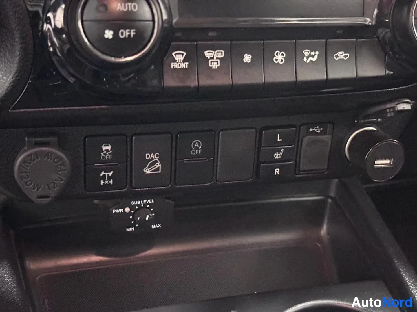 Muu: Autohallintapaneeli: kytkimet DAC, A OFF, istuimenlämmitys L/R, USB-portti ja subwooferin säädin (SUB LEVEL, PWR, MIN-MAX).