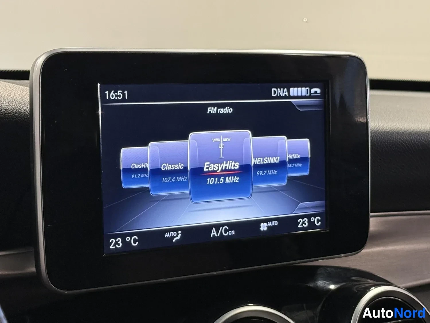 Muu: Autoxon näyttö, jossa FM-radio EasyHits 101,5 MHz ja automaattinen ilmastointi 23 °C.