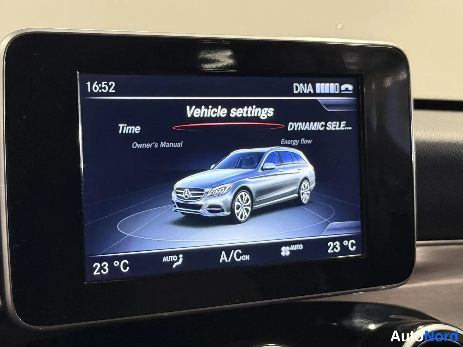 Muu: Autoxon näyttö, jossa Vehicle settings -valikko ja auton kuva.