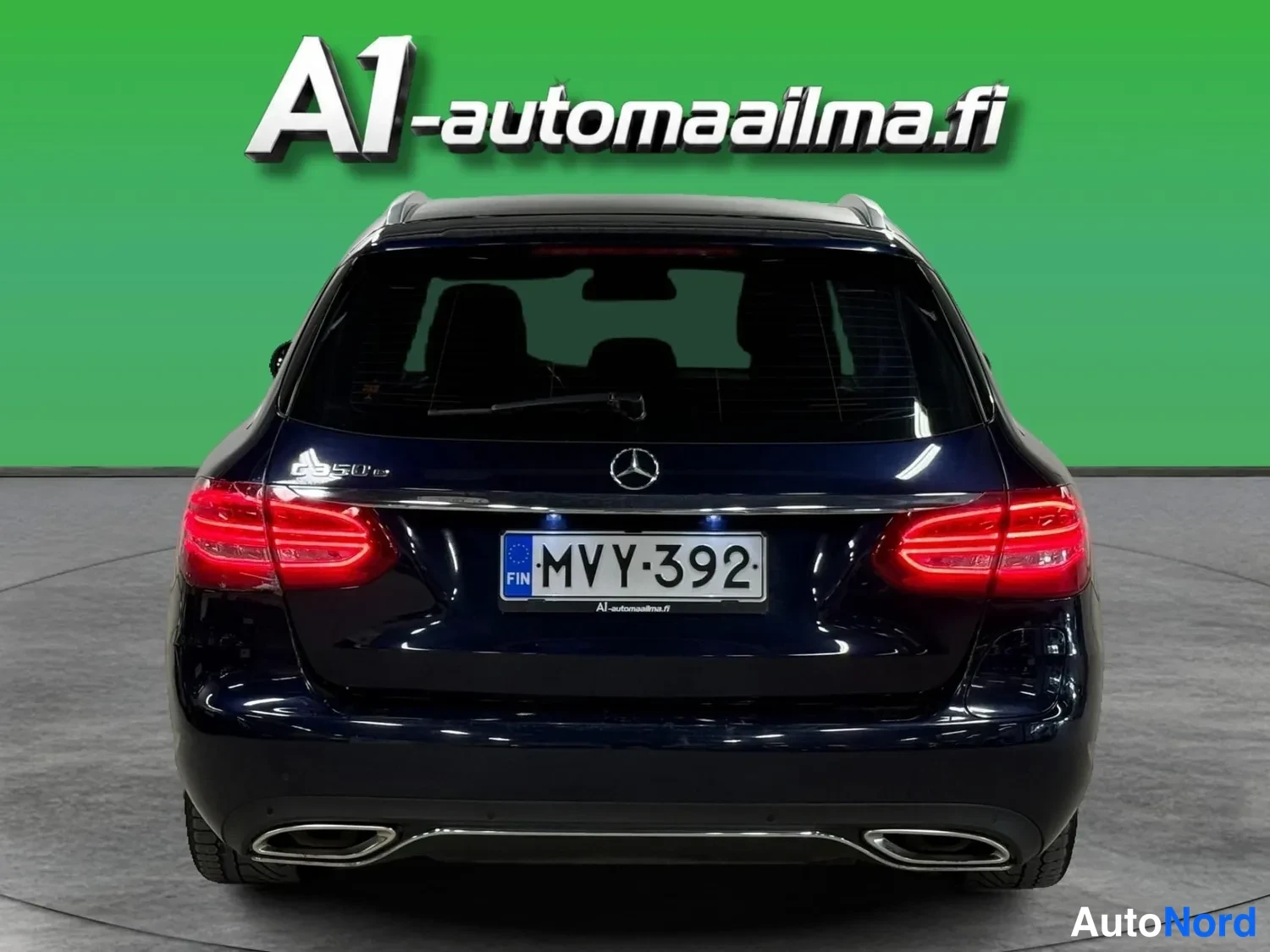 Takaa: Mercedes-Benz C 350 e -farmarin takaosa suoraan takaa, tummansininen, rekisterikilpi, kromikoriste ja kaksoispakoputki.