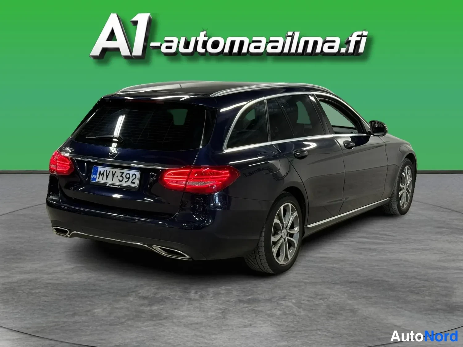 Takaviisto: Mercedes-Benz C 350 e -farmari takaviistosta oikealta, tummansininen, rekisterikilpi.