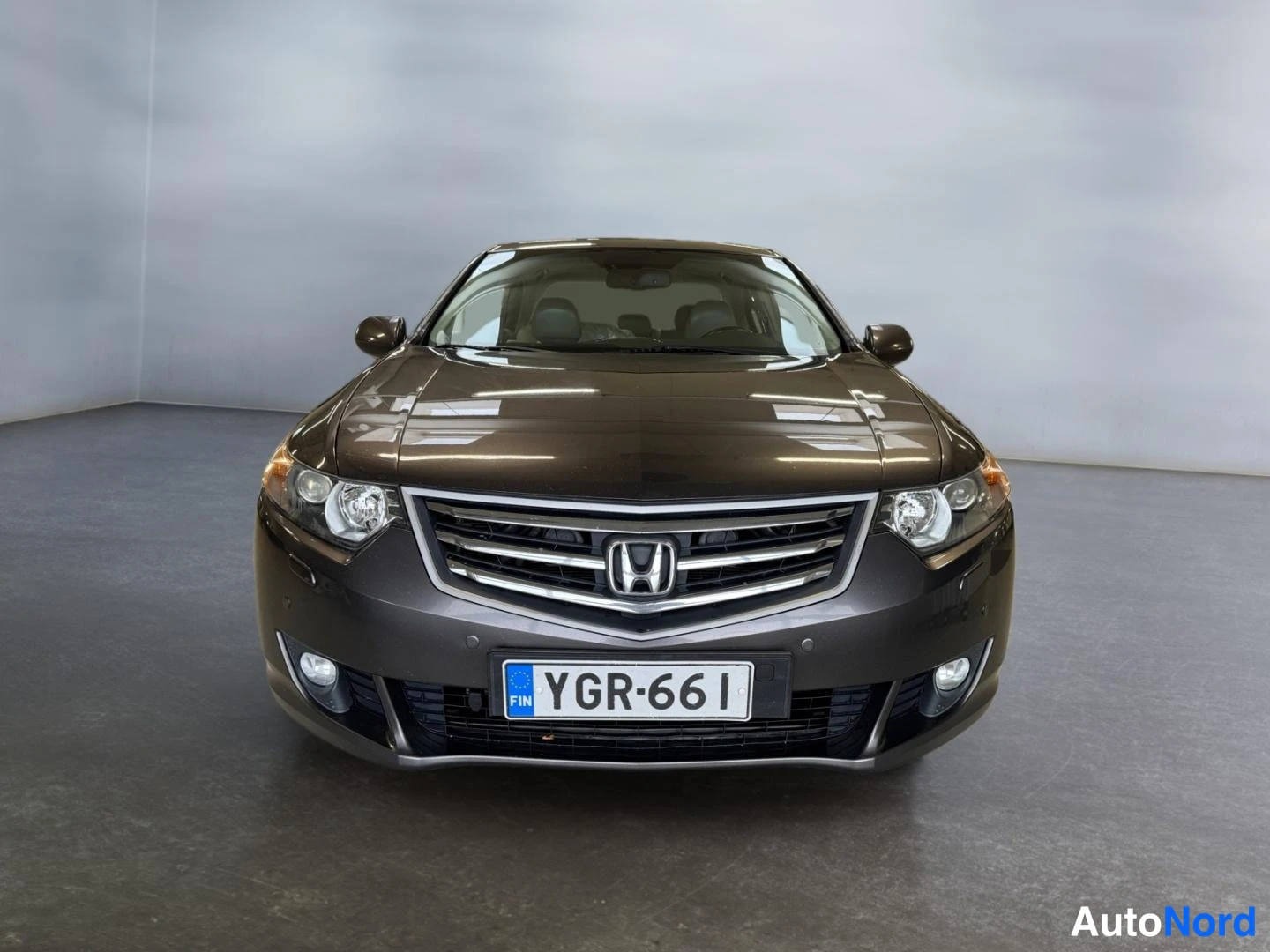 Edestä: Honda Accord -sedanin keula suoraan edestä kuvattuna, etusäleikössä Honda-merkki ja rekisterikilpi.