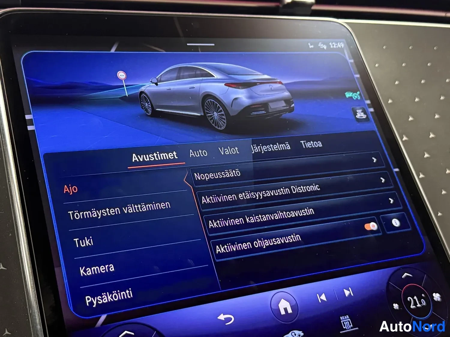 Muu: Keskikonsolin infotainment-näyttö, Avustimet-valikko avattuna. Näkyvissä valikot Nopeudensäätö, Aktiivinen etäisyyssavustin Distronic, Aktiivinen kaistanvaihtoa