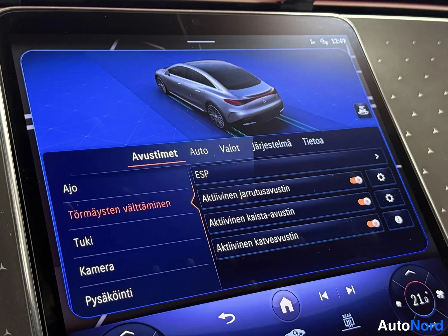 Yksityiskohta: Auton infotainment-näytön Avustimet-valikko, jossa käytössä ESP, aktiivinen jarrutusavustin, aktiivinen kaista-avustin ja aktiivinen katveavustin.