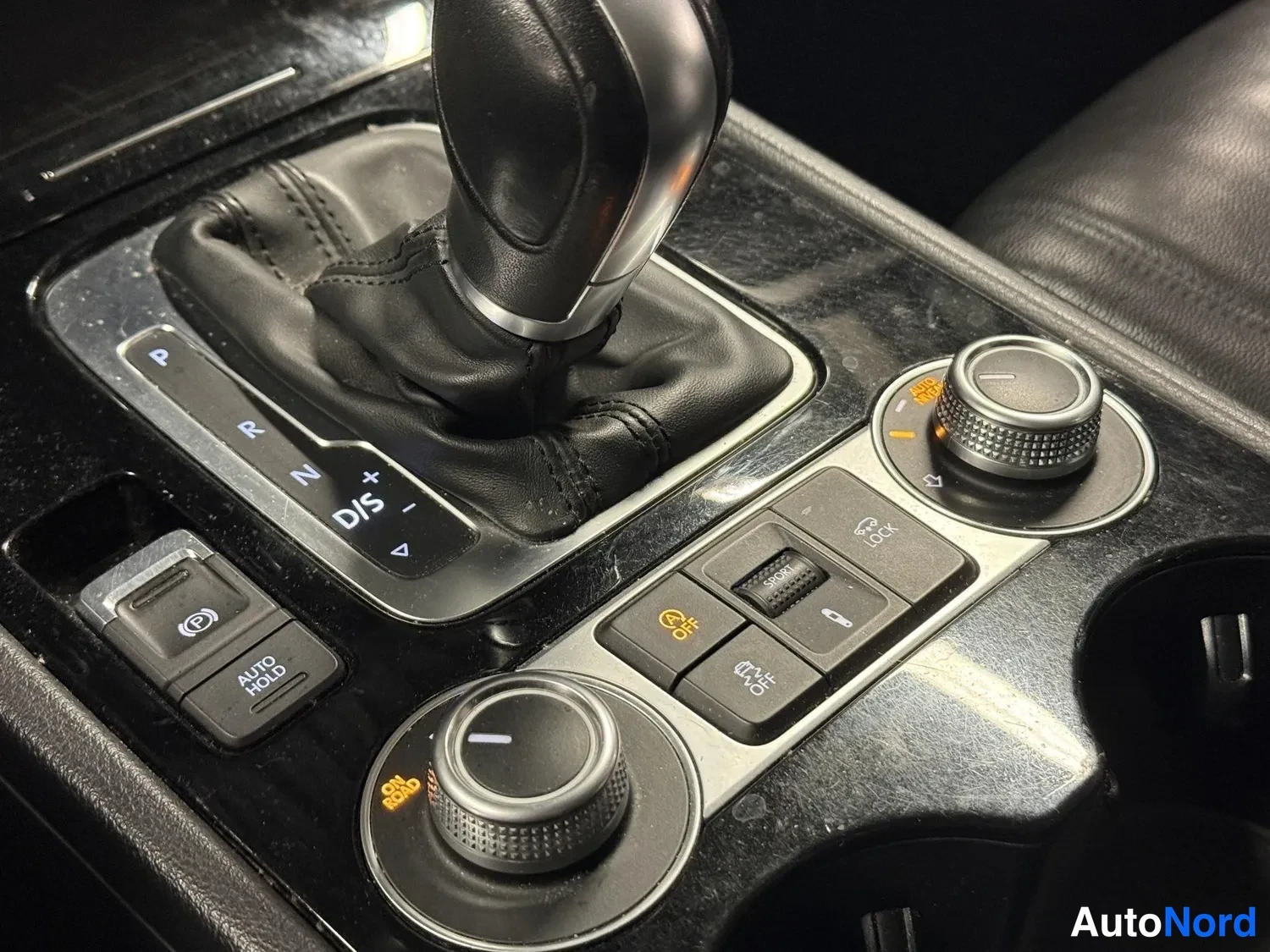 Muu: Automaattivaihteenvalitsin ja keskikonsolin kytkimiä: P-R-N-D-S, sähköinen käsijarru AUTO HOLD, OFF ROAD -kytkin ja DIFF LOCK -nappi.