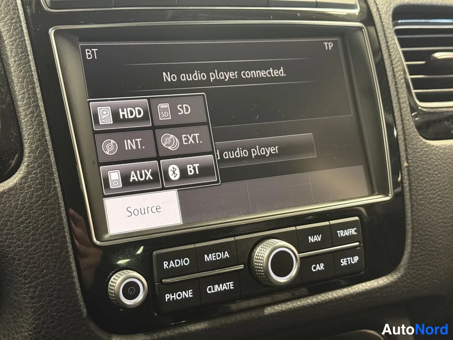Muu: Infotainment-järjestelmän lähdievalikko ruudulla: HDD, SD, INT., EXT., AUX ja BT, teksti 'No audio player connected.', alla RADIO/MEDIA/PHONE/CLIMATE/NAV/TRAFFI