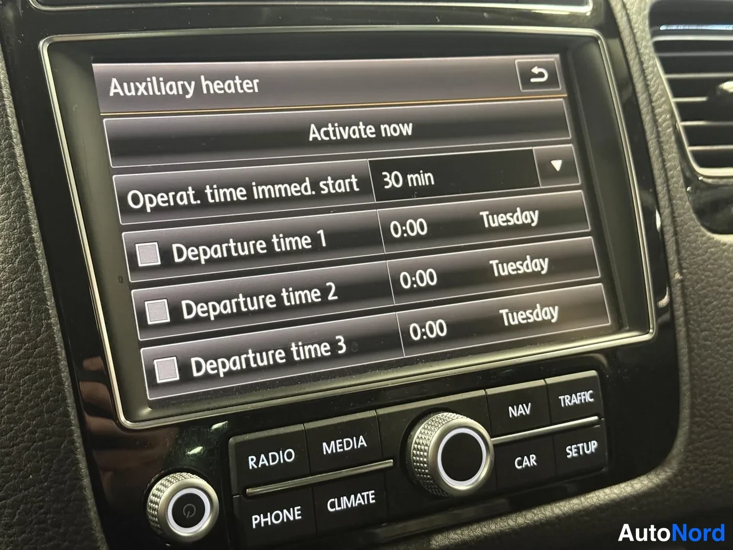 Muu: Infotainment-ruudulla apulämmityksen valikko 'Auxiliary heater' valinnoilla 'Activate now', 'Operat. time immed. start 30 min' ja kolme lähtöaikaa (0:00 Tuesday