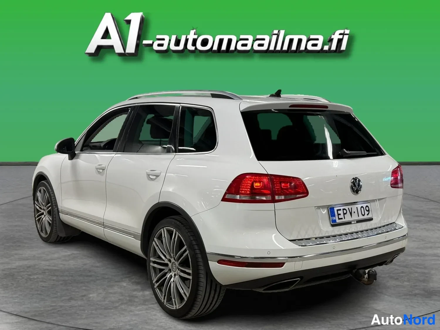 Takaviisto: Valkoinen Volkswagen Touareg täkulmasta vasemmalta, rekisteritunnus.