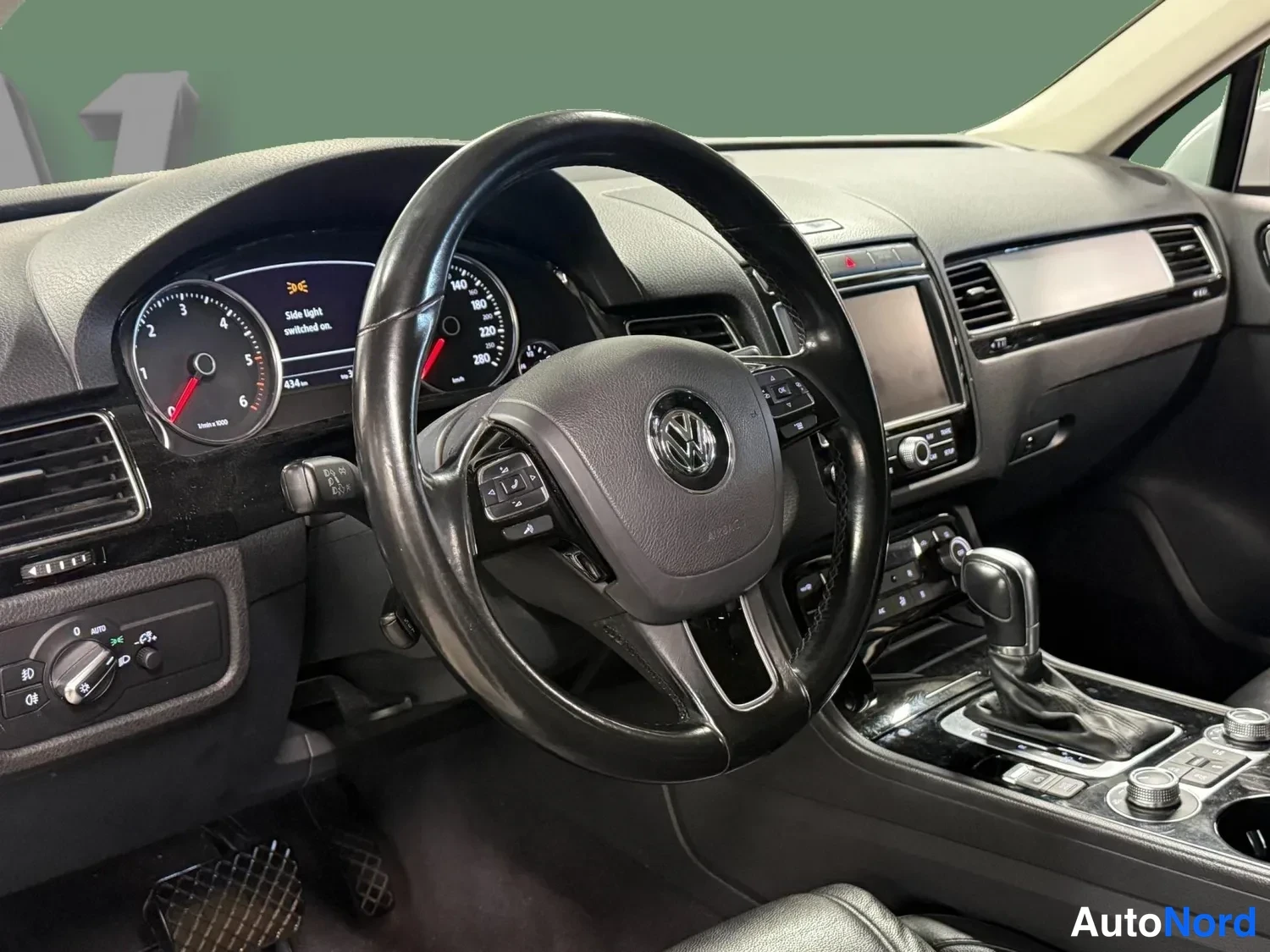 Muu: Kojetaulun näkymä: Volkswagen-ohjauspyörä, analogiset mittarit, keskikonsoli vaihteenvaihtajalla.
