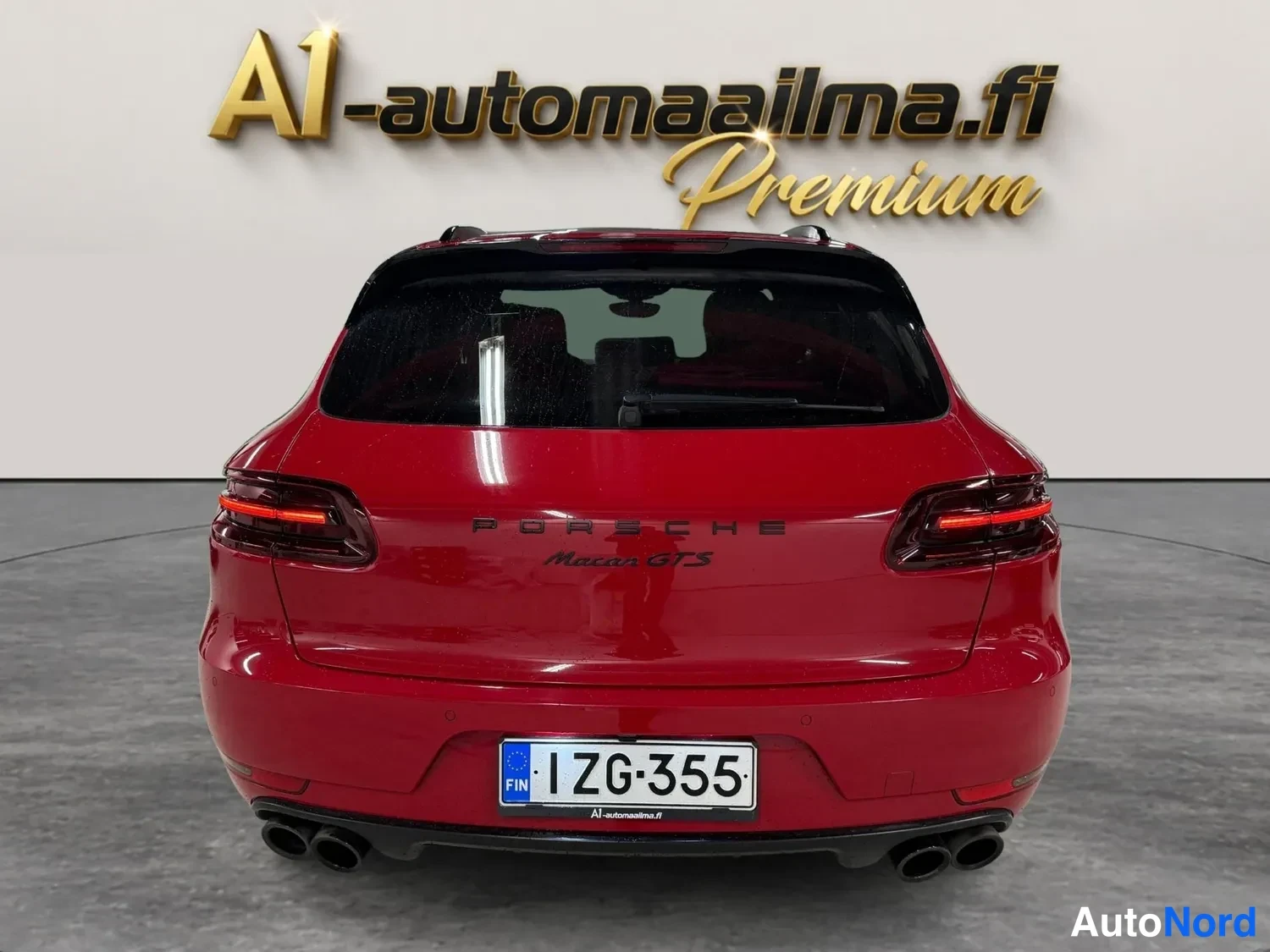 Takaa: Punaisen Porsche Macanin takaosa suoraan takaa, takaluukissa tekstit Porsche ja Macan GTS, rekisterikilpi.