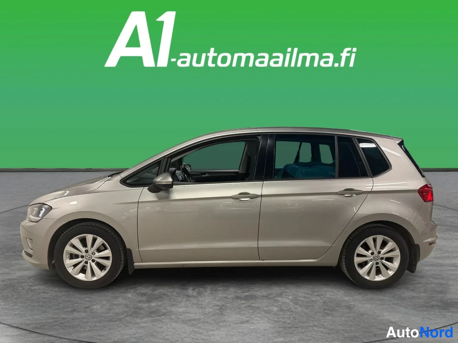 Sivulta: Volkswagen Golf Sportsvanin sivukuva, hopeanharmaa koripellit ja viiden oven korirakenne studion vihreällä taustalla.
