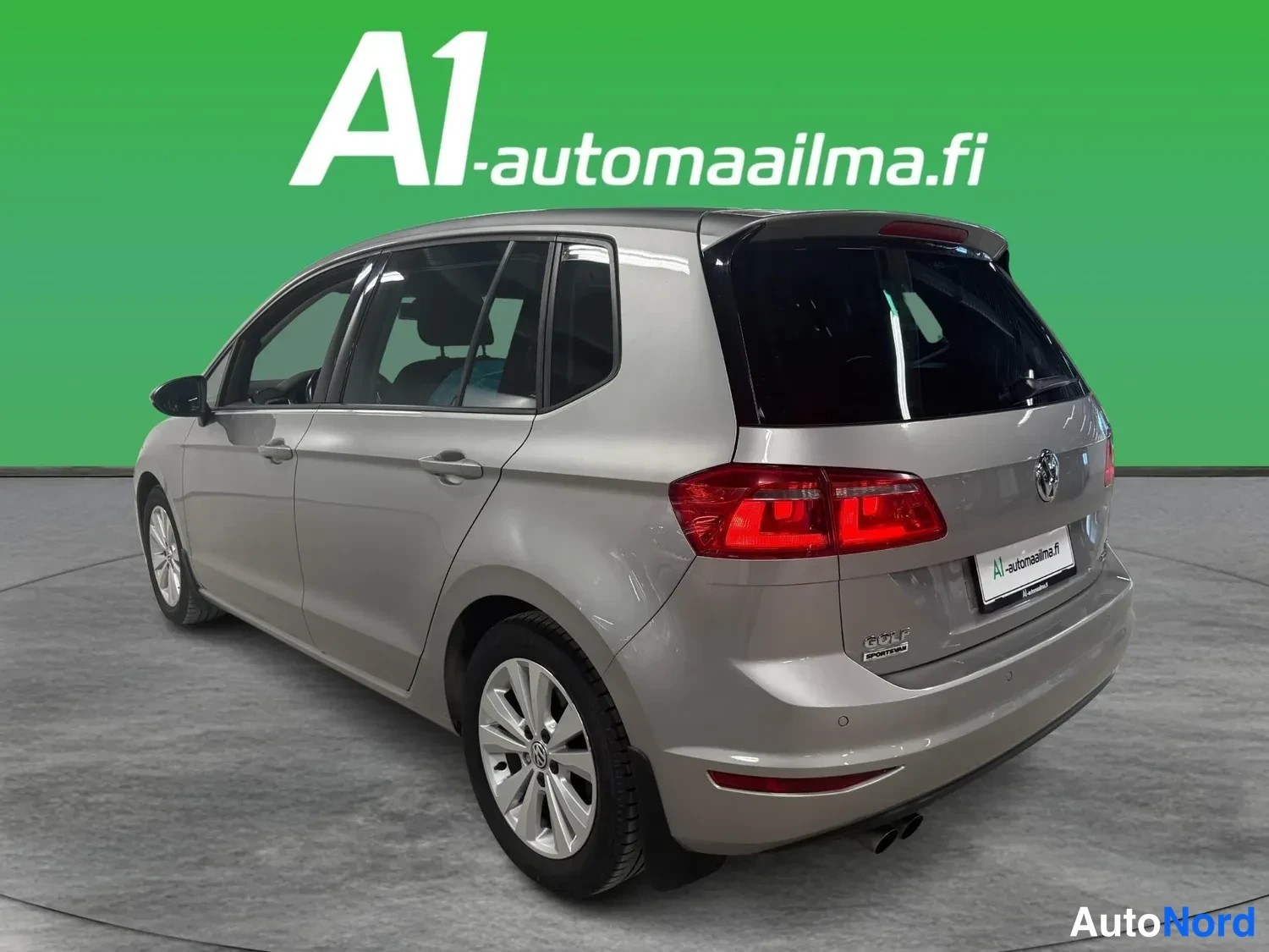 Takaviisto: Volkswagen Golf Sportsvan takaviisto vasemmalta, kattoteline ja perävaunun muotoilu näkyvät studion vihreällä taustalla.