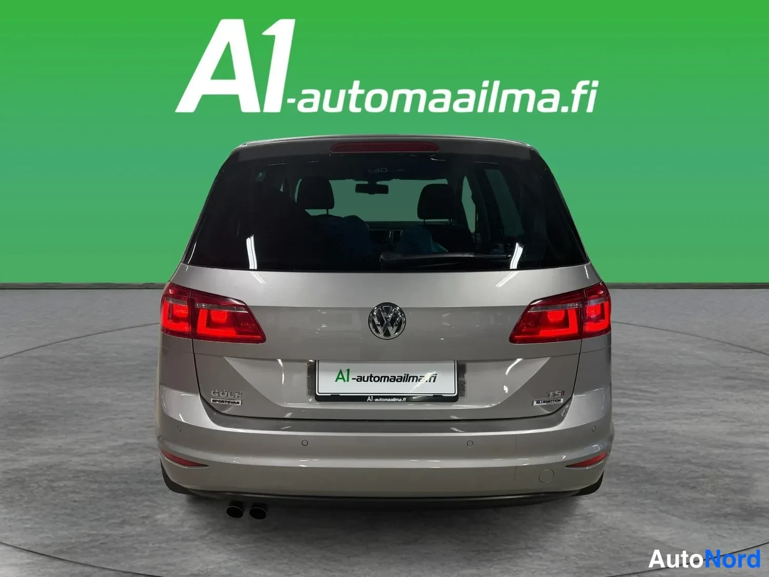 Takaa: Volkswagen Golf Sportsvanin peräsuora kuva, perävaunun takavalot, koripeltien väri ja pakoputki näkyvät studion vihreällä taustalla.