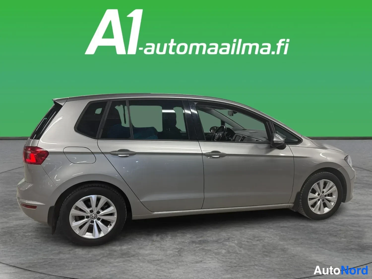 Sivulta: Volkswagen Golf Sportsvanin sivunäkymä oikealta: harmaa-metallinen koripaneeli, viisi ovea (tuulilasi + 4 oviongelmaa), hopeiset kevytmetallivanteet.