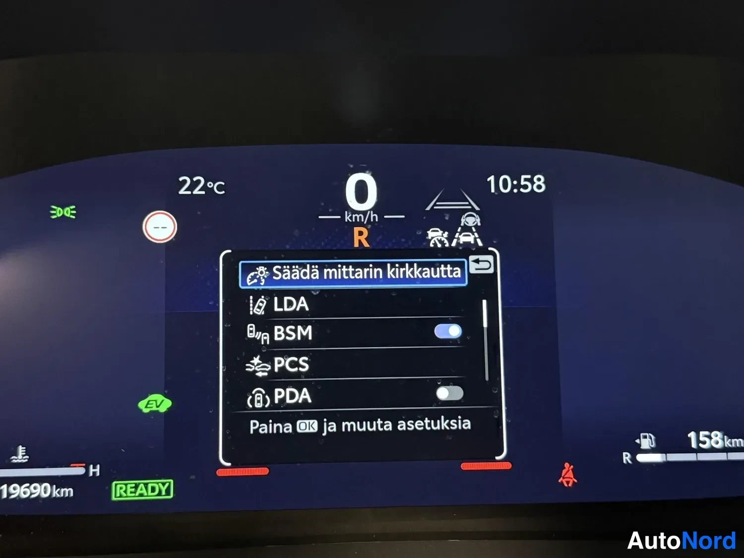 Muu: Mittariston asetusvalikko: kohdat Säädä mittarin kirkkautta, LDA, BSM (päällä), PCS, PDA (pois päältä).