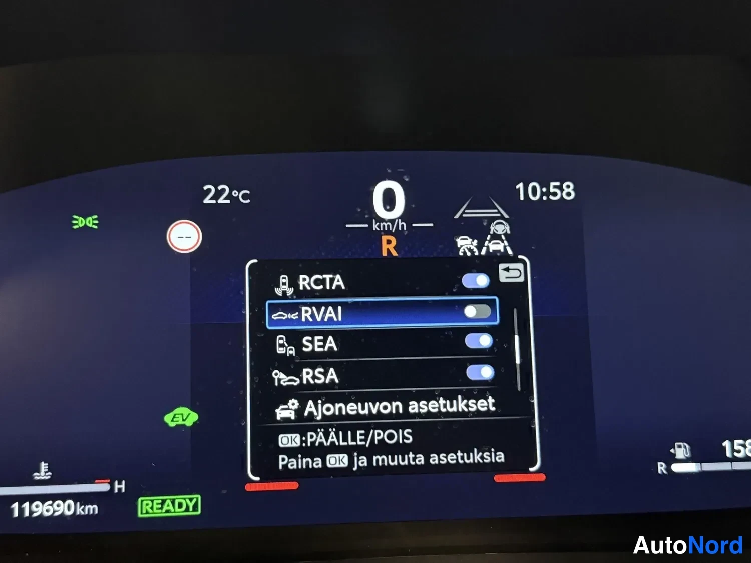 Muu: Mittariston asetusvalikko: RCTA, RVAI, SEA, RSA ja Ajoneuvon asetukset -valinnat päälle/pois-toiminnoilla.