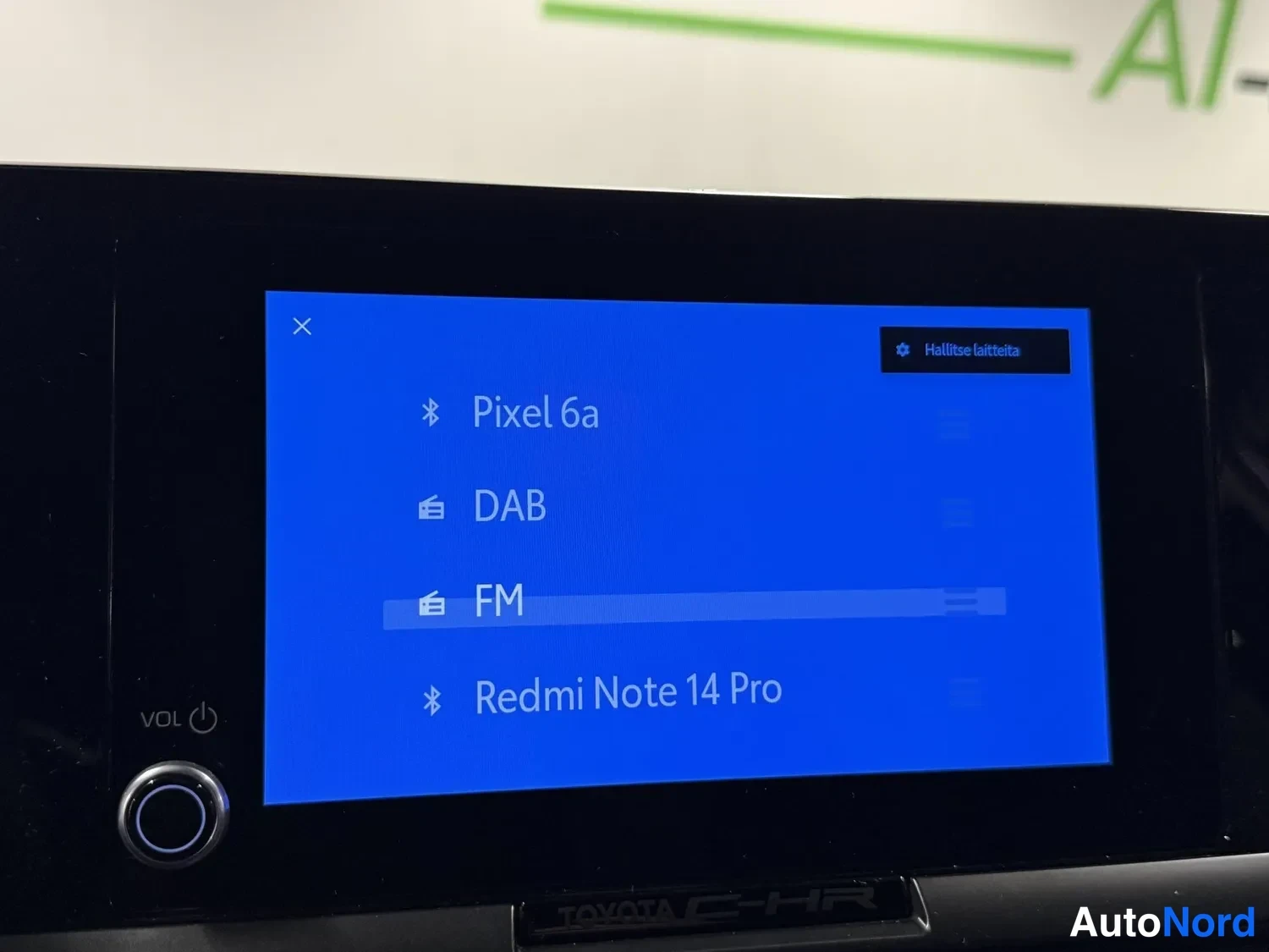 Muu: Kosketusnäytön laiteluettelo, jossa Bluetooth-laitteet Pixel 6a ja Redmi Note 14 Pro sekä DAB- ja FM-radiolähteet.