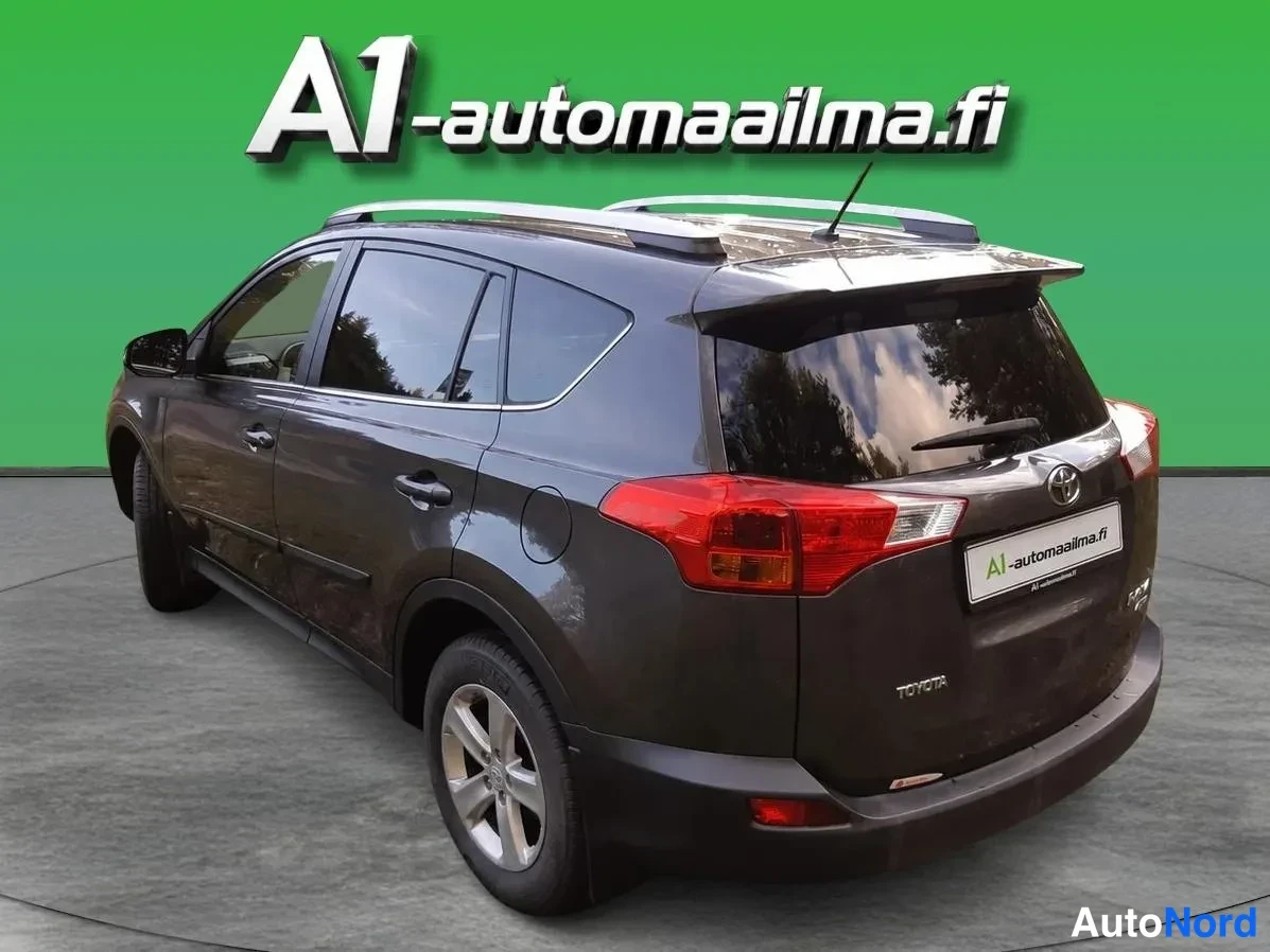 Takaviisto: Tummanruskea Toyota RAV4 takaviistöstä vasemmalta, takavalot, tavaratilan luukku ja Toyota-merkki näkyvissä.