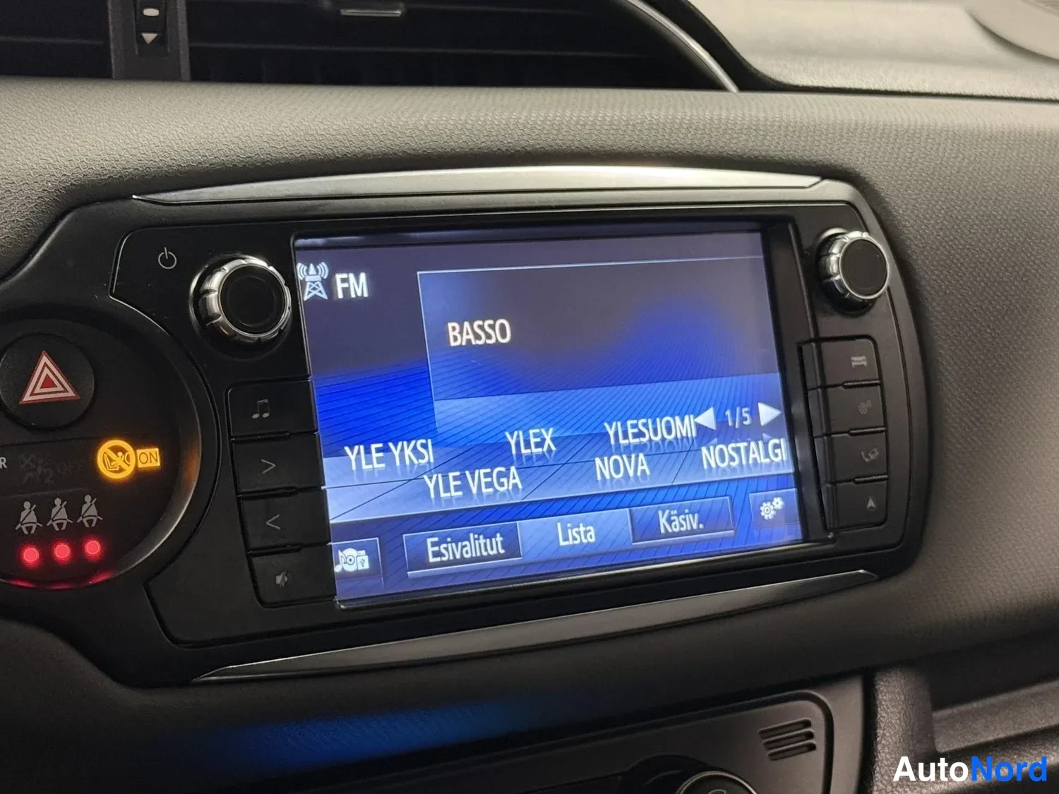 Muu: Auton kojelaudan kosketusnäyttö radion FM-vaihtoehdossa, näytössä kanavalista (YLE Yksi, YLE Vega, YLEX, Nova, Ylesuomi, Nostalgia) ja valikot Esivalitut, Lista