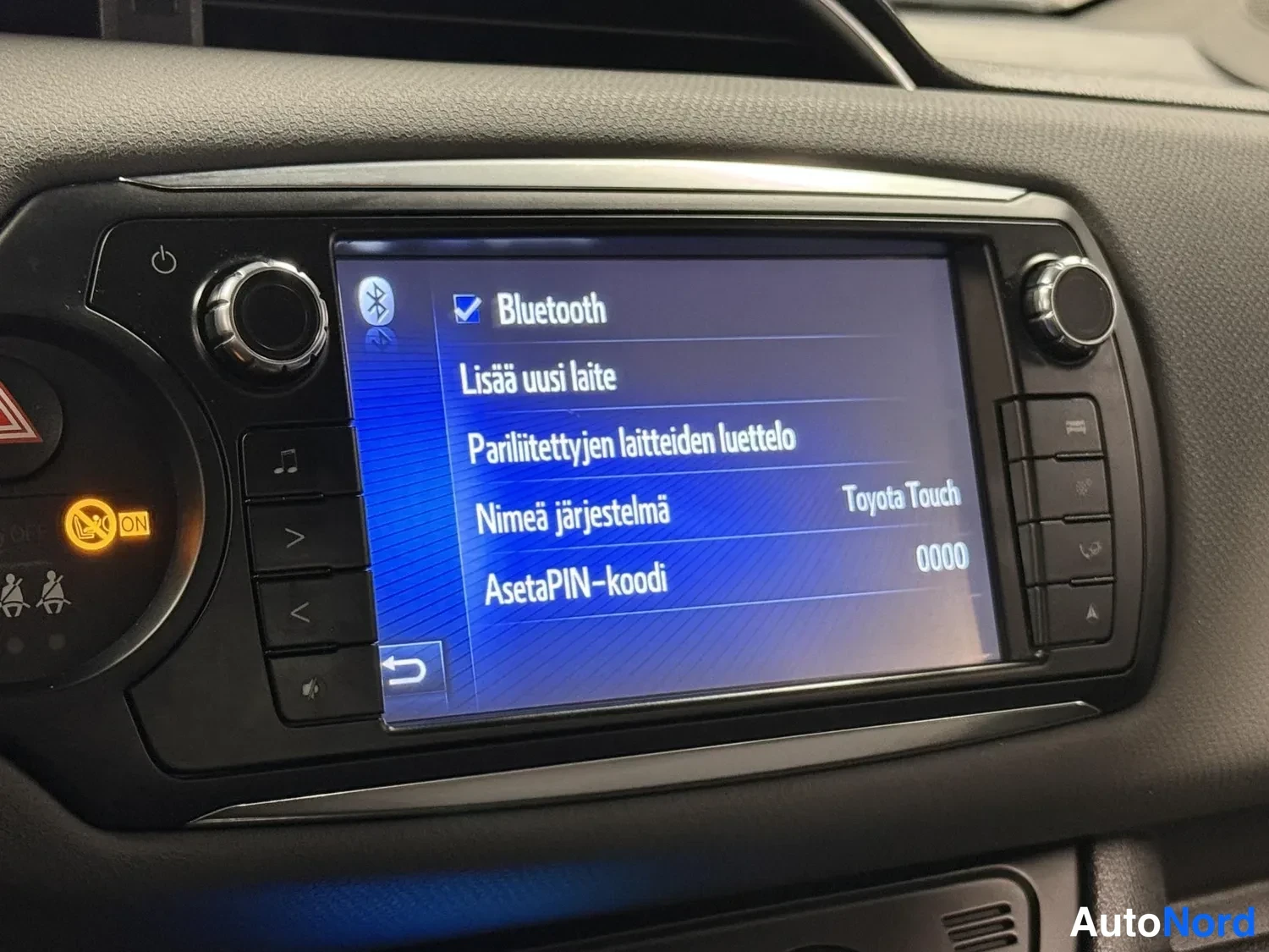 Muu: Keskikonsolin näyttö Bluetooth-asetuksissa: Bluetooth valittuna, valikot Lisää uusi laite, Pariliitettyjen laitteiden luettelo, Nimeä järjestelmä (Toyota Touch)