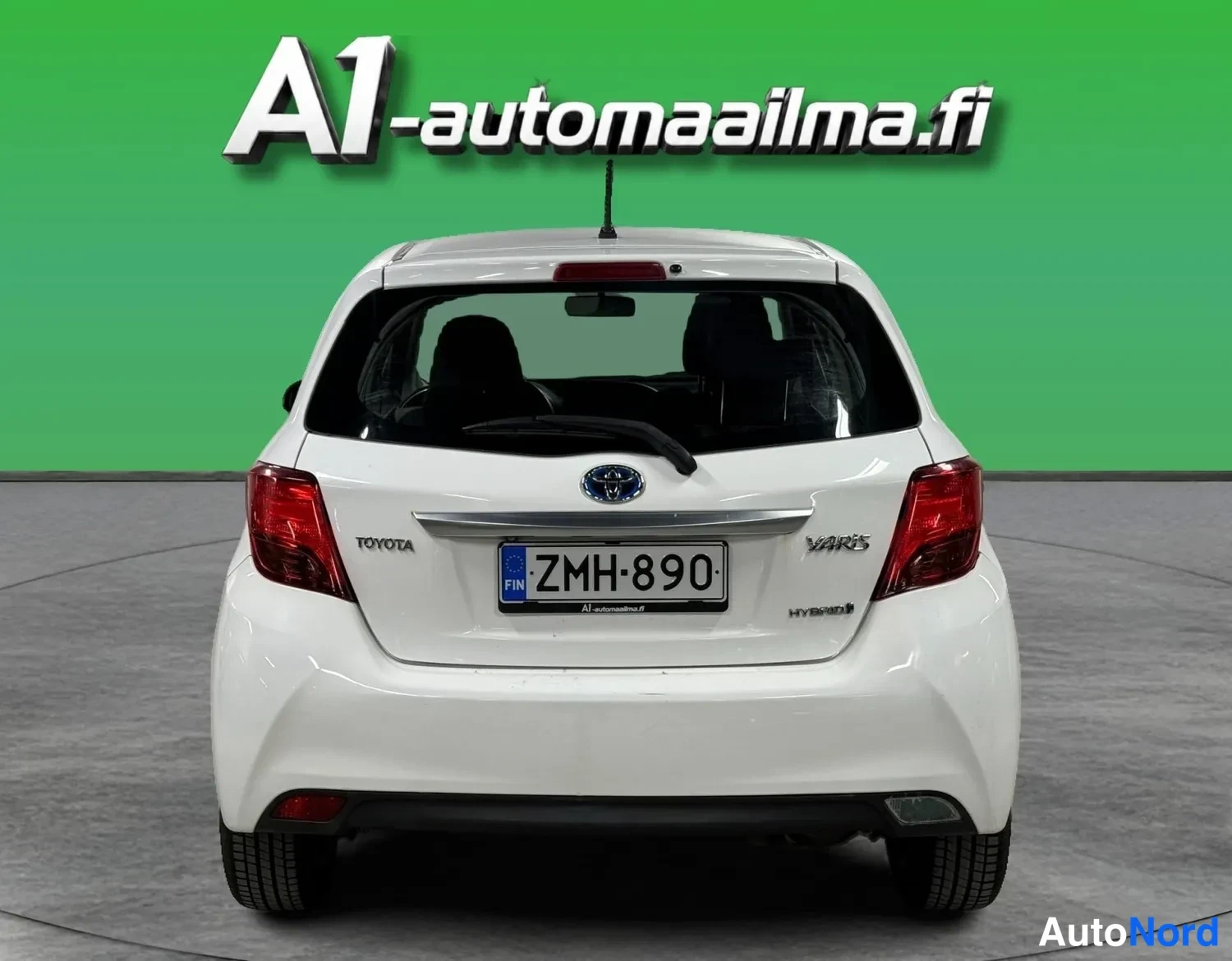 Takaa: Toyota Yaris Hybridin takaosa valkoisena, rekisterikilpi.