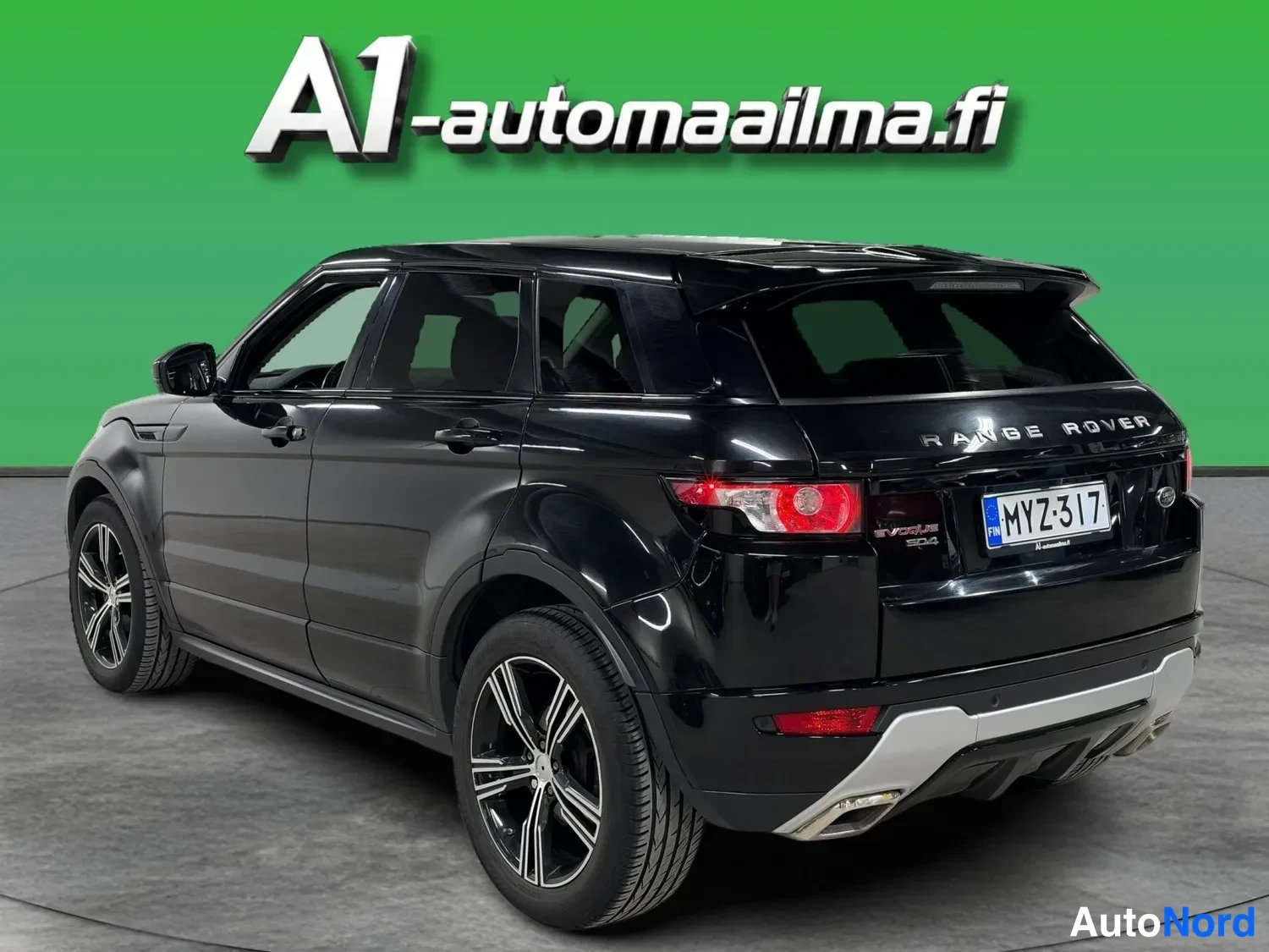 Takaviisto: Takakulman kuva mustasta Range Rover Evoquesta; takavalot, takakilpi ja hopeinen takasuoja näkyvät.